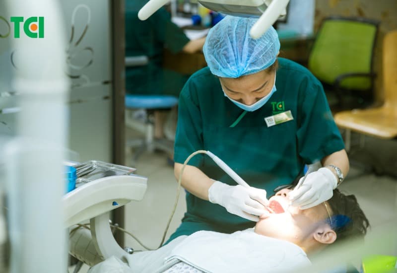 Điều trị cao răng hay lấy cao răng là nhiệm vụ bạn không thể thực hiện bằng bàn chải - kem đánh răng, chỉ nha khoa và nước súc miệng. 