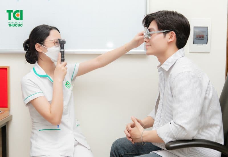 Thăm khám tật khúc xạ là bước đầu tiên, cần thiết phải thực hiện để đảm bảo kính phù hợp với độ cận của bạn. 