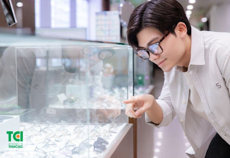 Giải đáp chi tiết thắc mắc: Cắt kính cận có đắt không?