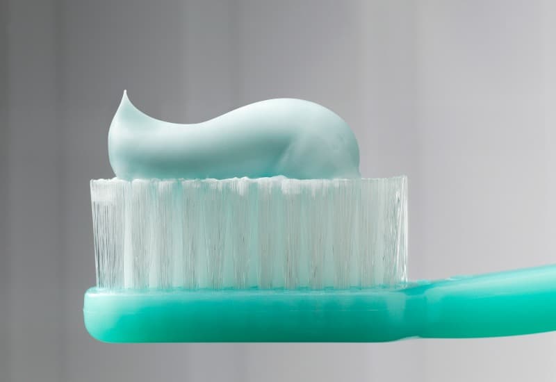 Sai lầm trong chăm sóc răng miệng bằng bàn chải và kem đánh răng