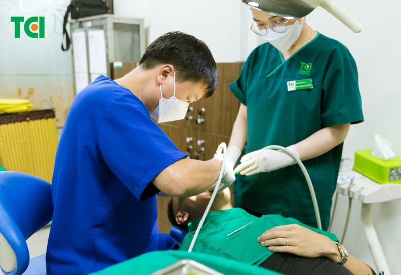 Chữa răng sâu nhẹ bằng phương pháp trám răng.