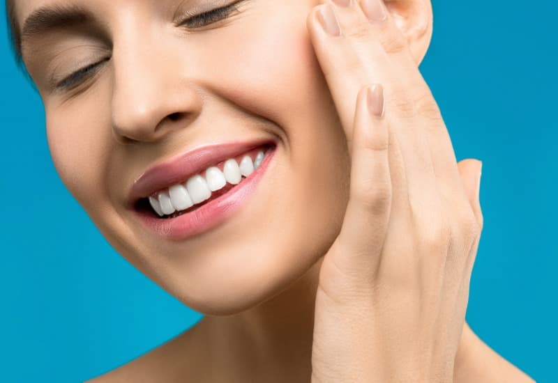 Dán sứ veneer là phương pháp thẩm mỹ nha khoa, được thực hiện nhằm cải thiện màu sắc, hình dáng, kích thước…, nói chung là tổng thể “diện mạo” của răng. 