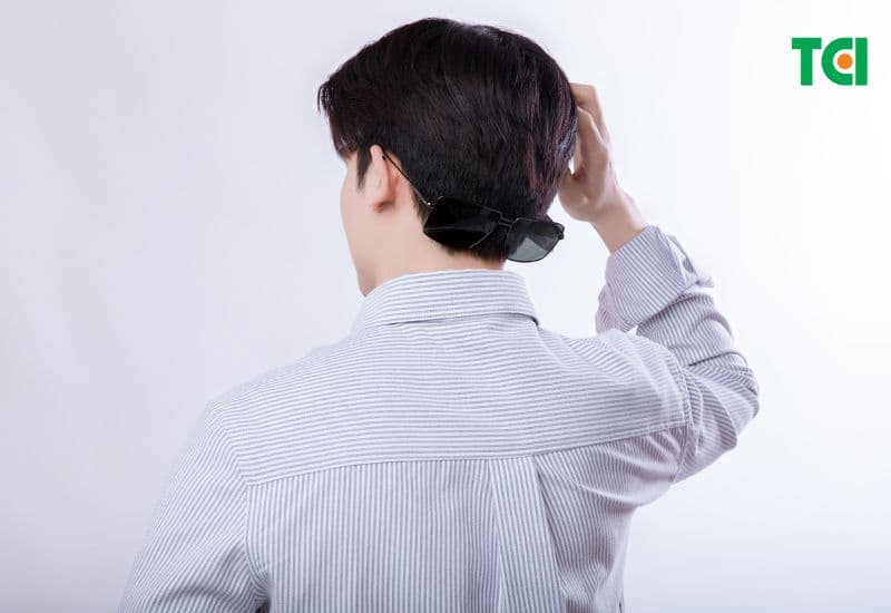 Khi lựa chọn tròng kính râm cận, bạn nên cân nhắc cả chất lượng sản phẩm và mức độ uy tín của nhà cung cấp.