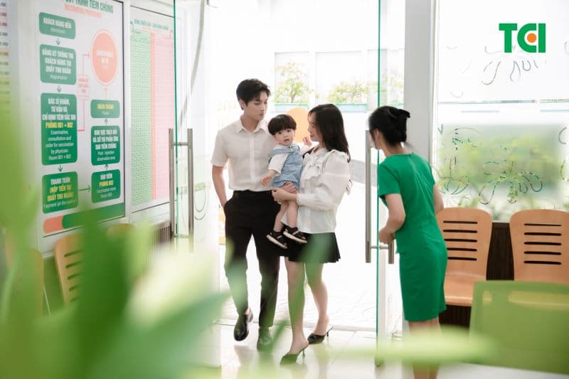 Trách nhiệm của cha mẹ là đưa trẻ đi tiêm đúng lịch.