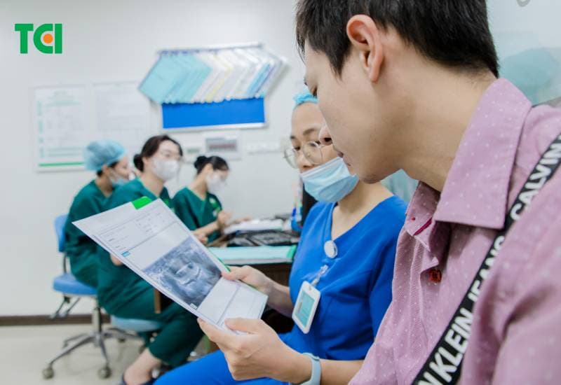 tư vấn lợi trong cùng bị sưng