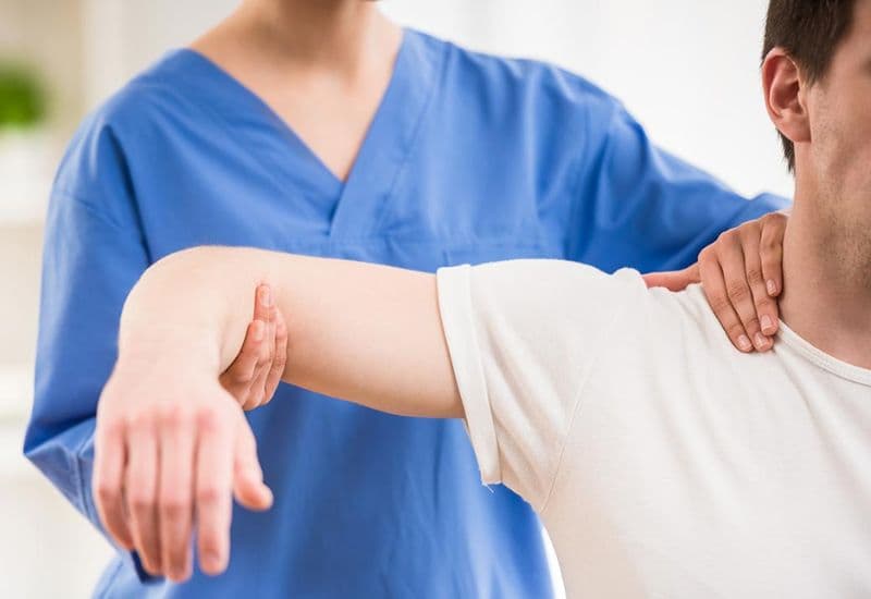 nắn trật khớp vai nên đến cơ sở y tế uy tín