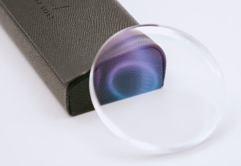 Giải đáp chi tiết thắc mắc: Nên mua tròng kính hãng nào?