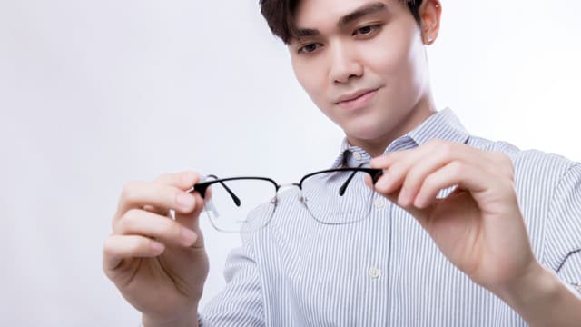 Nên mua tròng kính hãng nào, giải đáp thắc mắc