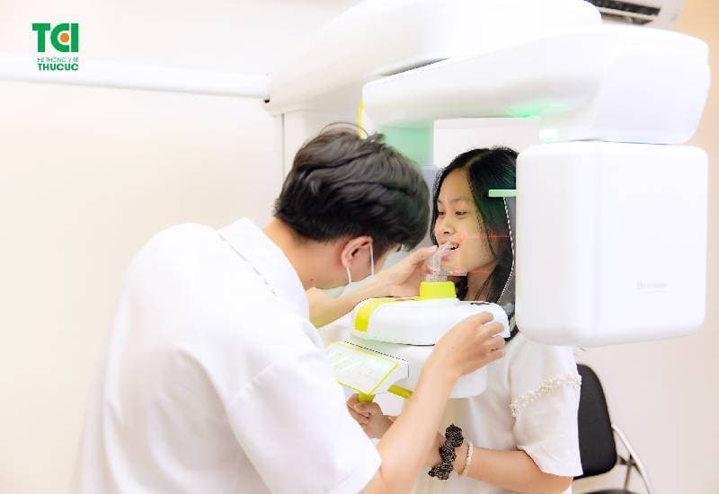 Niềng răng pha lê bao nhiêu tiền