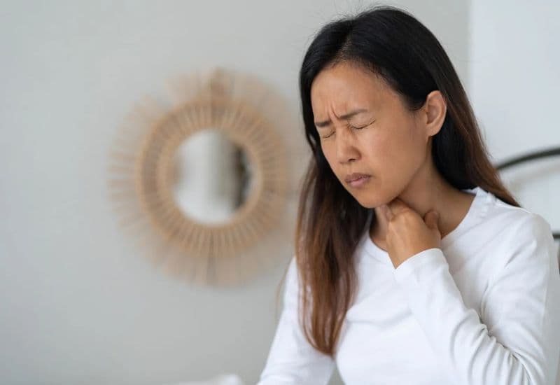 Triệu chứng nuốt nghẹn và đau cổ có đặc điểm gì?