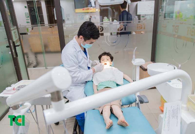 răng cửa bị sâu chữa như thế nào