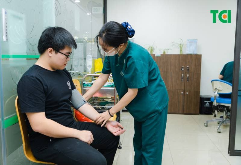 lý giải răng khôn mọc lệch có nên nhổ không