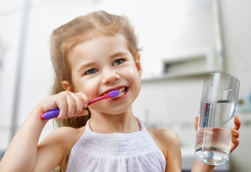 Sử dụng kem đánh răng chứa flour để củng cố men răng và bàn chải lông mềm để không làm tổn thương nướu đang sưng.