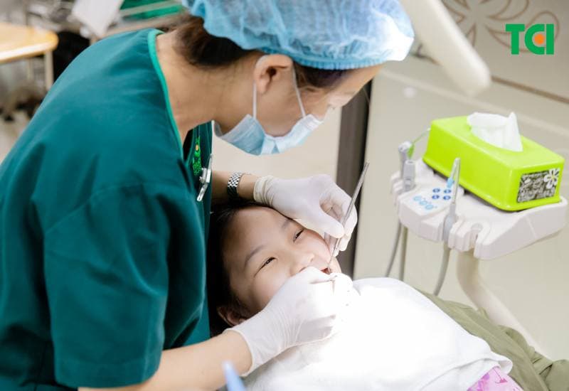 Thăm khám với nha sĩ ít nhất một lần mỗi sáu tháng để kiểm tra sức khỏe răng miệng và vệ sinh răng miệng chuyên sâu, loại bỏ mảng bám và cao răng tích tụ.