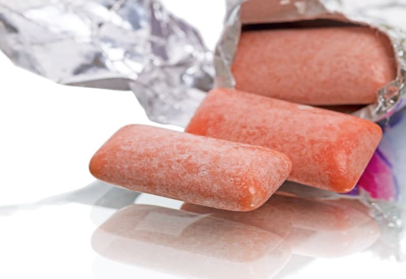 Sử dụng viên ngậm hoặc kẹo cao su chứa xylitol, một loại đường tự nhiên không gây sâu răng, có thể giúp vệ sinh răng.