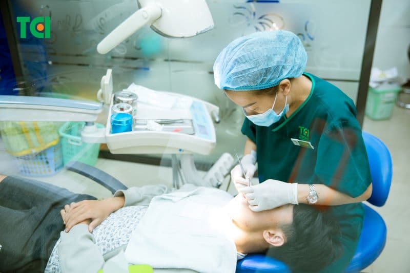 Vệ sinh răng tại nha khoa cũng là cách nên thực hiện thường xuyên.