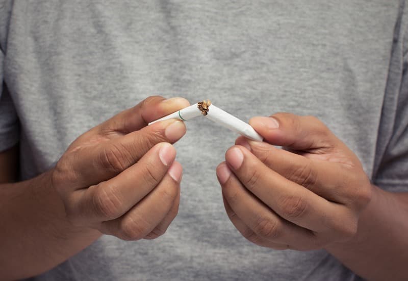 Hút thuốc lá là một trong những nguyên nhân chính gây viêm nướu.