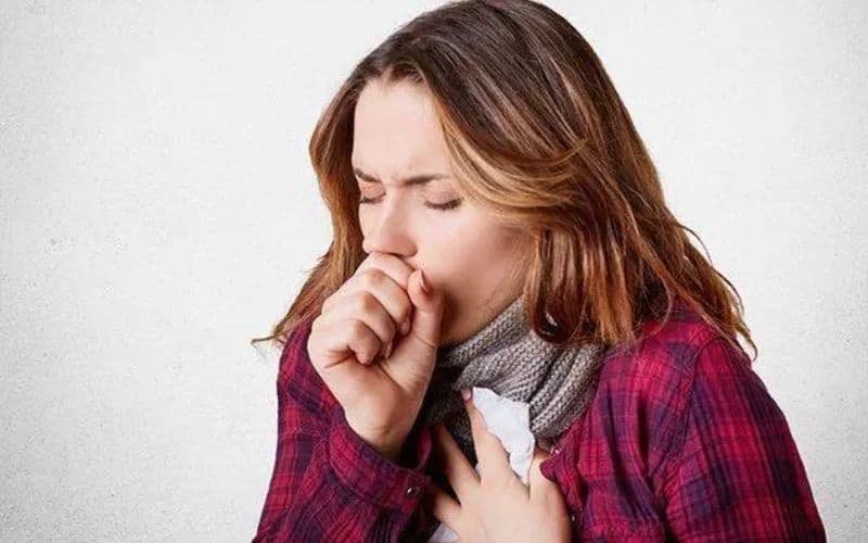 Axit dạ dày trào lên kích thích cổ họng gây ho