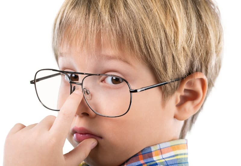 Nếu kính không vừa vặn với khuôn mặt, người dùng có thể thường xuyên phải điều chỉnh kính, dẫn đến việc các ốc vít và gọng kính nhanh chóng trở nên lỏng lẻo, khiến tròng kính bị lỏng.