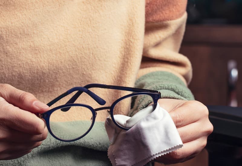 Vệ sinh gọng kính và tròng kính thường xuyên để loại bỏ bụi và mồ hôi tích tụ, gây ăn mòn.