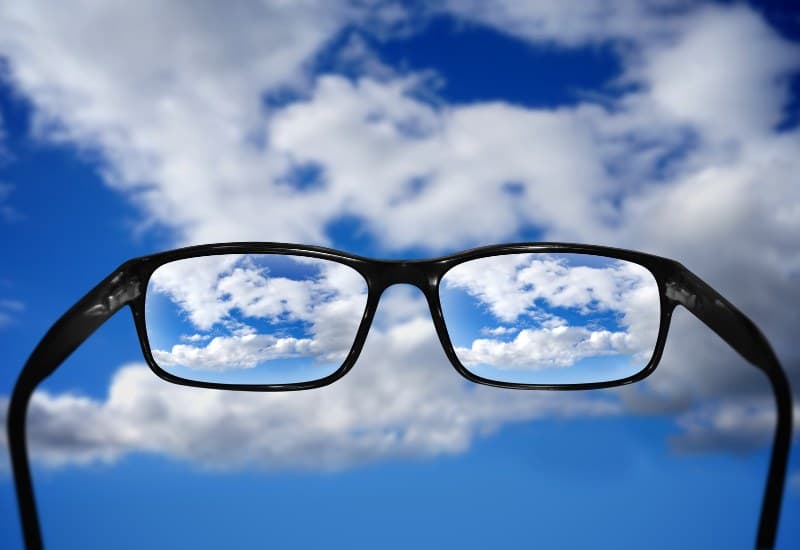 Tròng kính cận chống tia UV có hai loại chính là tròng kính cận phân cực và tròng kính cận có màng lọc UV. 