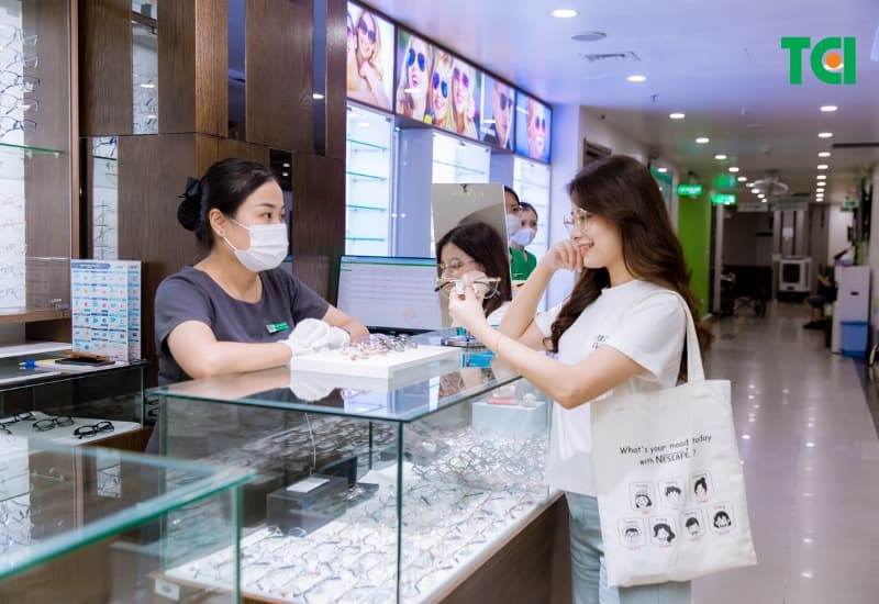 Tham khảo ý kiến của bác sĩ nhãn khoa nếu cần thiết, họ có thể giúp bạn xác định loại tròng kính cận phù hợp nhất, dựa trên nhu cầu và hoạt động hàng ngày của bạn.