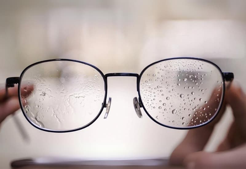 Tròng kính cận đi mưa, hay tròng kính cận chống nước, là tròng kính được thiết kế với các công nghệ đặc biệt, phù hợp để sử dụng trong mưa và các điều kiện ẩm ướt khác.