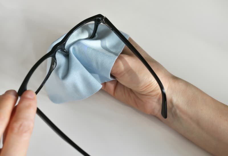 Lớp phủ chống nước cũng giúp tròng kính khó bị bám bụi và dầu, giúp cho việc vệ sinh tròng kính trở nên dễ dàng hơn.