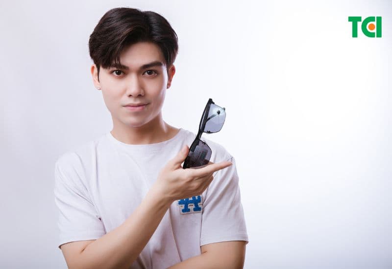 Tròng kính cận đổi màu là tròng kính có khả năng tự động thay đổi màu sắc theo lượng ánh sáng mà chúng tiếp xúc.