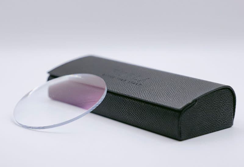 Tròng kính cận đổi màu giá bao nhiêu do nhiều yếu tố quyết định.