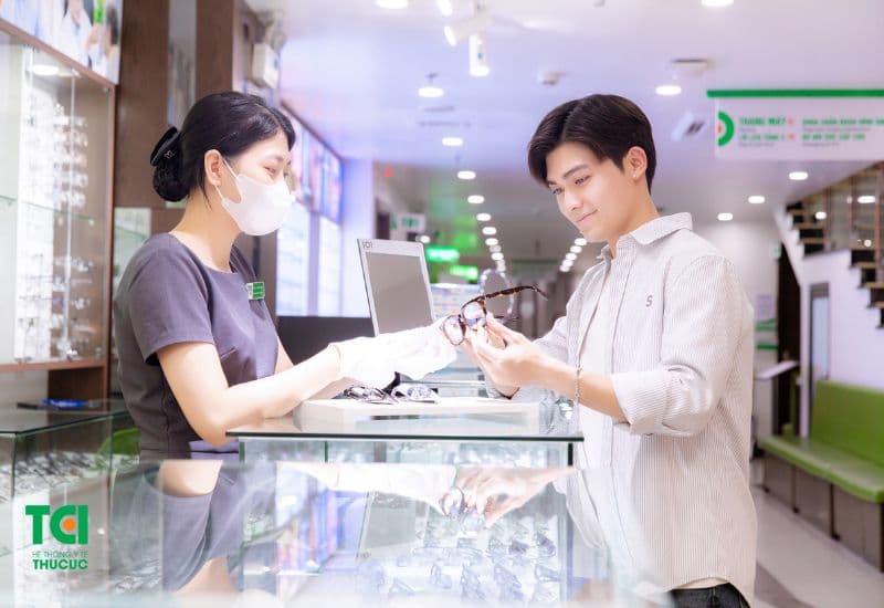 Giá tròng kính cận đổi màu tại quầy kính mắt Thu Cúc TCI