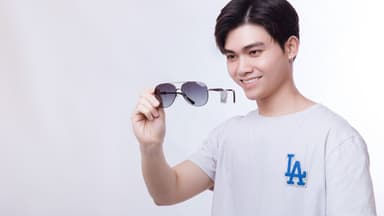 Tròng kính cận đổi màu giá bao nhiêu, giải đáp thắc mắc