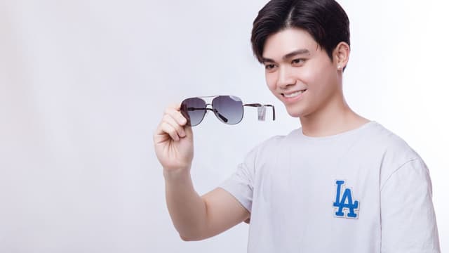 Tròng kính cận đổi màu giá bao nhiêu, giải đáp thắc mắc