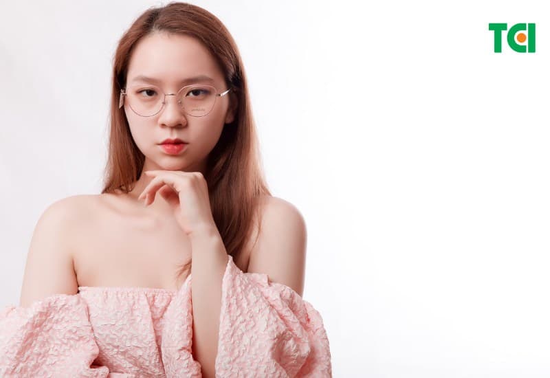 Cơ chế hoạt động của tròng kính cận đổi màu Hàn Quốc