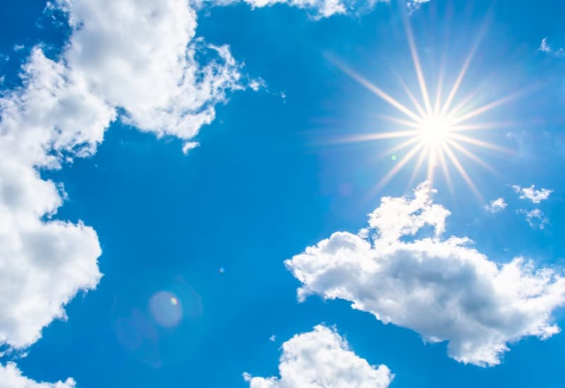 Kính cận polarized bảo vệ mắt hiệu quả trước tia UVA và UVB có hại từ mặt trời, giúp ngăn ngừa các bệnh lý nhãn khoa liên quan đến ánh mặt trời, như đục thủy tinh thể và thoái hóa điểm vàng.