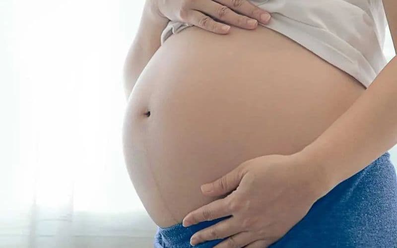 Tình trạng mang thai ở phụ nữ có thể gây trào ngược do sự thay đổi nội tiết tố và áp lực từ thai nhi lên cơ hoành.