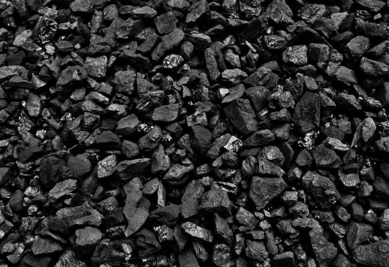 Trước khi có bàn chải và kem đánh răng hiện đại, người ta đã sử dụng các nguyên liệu tự nhiên như than bùn, tro cây và thậm chí là những chiếc que nhỏ gọi là que nhai để làm sạch răng.