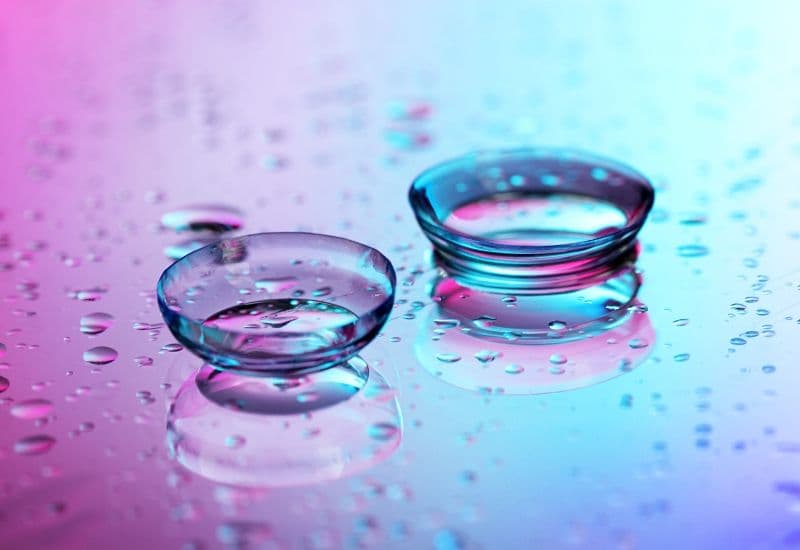 Ortho k lenses là kính áp tròng đặc biệt được thiết kế để đeo vào ban đêm, giúp điều chỉnh hình dạng của giác mạc trong khi ngủ, từ đó cải thiện các vấn đề về thị lực do cận thị, viễn thị và loạn thị (chủ yếu là cận thị).