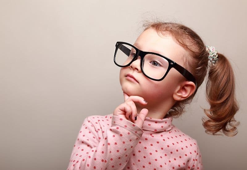 Ortho-K được đánh giá là một công cụ hữu dụng trong kiểm soát sự tiến triển của tật khúc xạ, đặc biệt là với trẻ em và thanh thiếu niên, những người có tốc độ tiến triển tật khúc xạ rất nhanh.