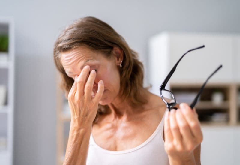 Người bệnh glocom, đặc biệt trong trường hợp glocom góc đóng cấp tính, có thể đau nhức kèm đỏ mắt.