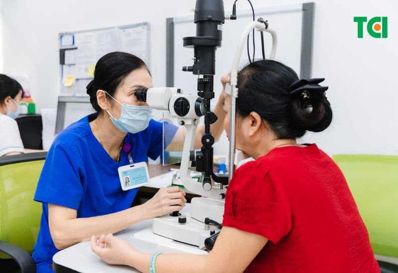 Thông qua kiểm tra mắt định kỳ, các dấu hiệu sớm của bệnh glocom có thể được phát hiện sớm. 