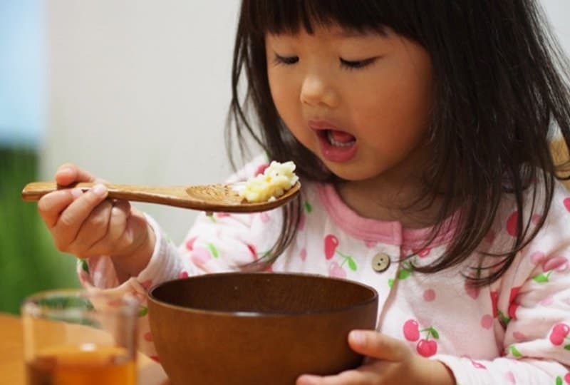 Nên cho trẻ ăn uống đủ chất khi bị tiêu chảy, hạn chế tối đa thức ăn khó tiêu