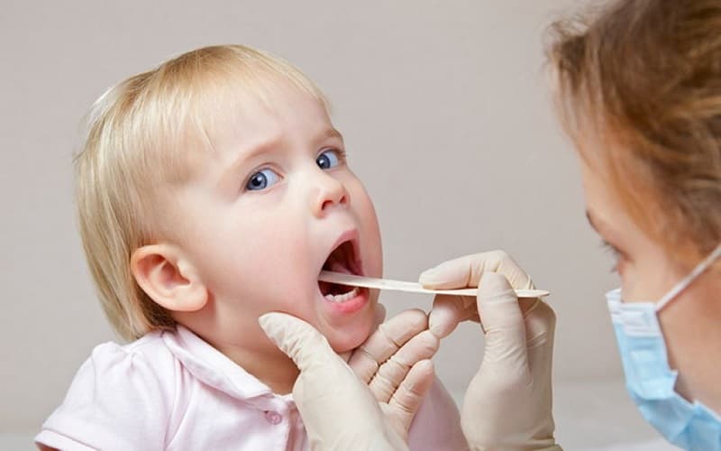 Trẻ bị viêm họng có một số biểu hiện gióng với viêm phế quản
