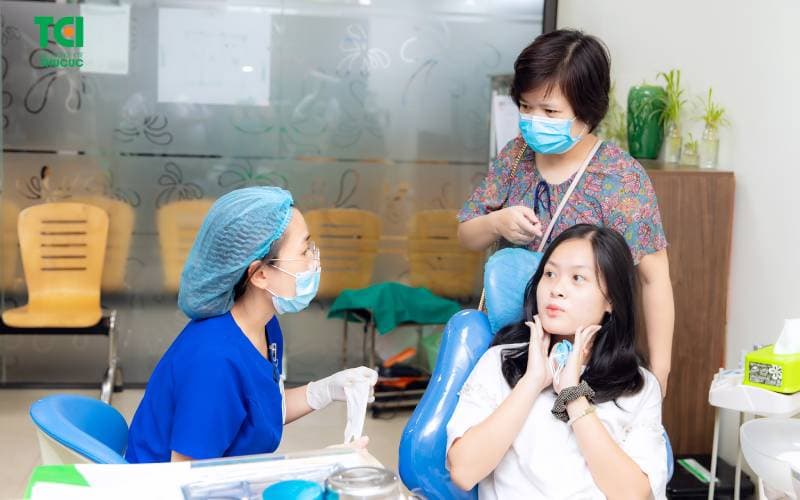 bị sưng nướu răng trong cùng hàm trên chữa thế nào