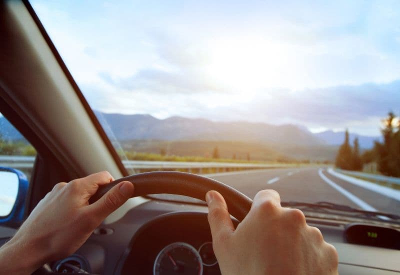 Nhạy cảm với ánh sáng là một biểu hiện đau mắt đỏ, người bệnh đau mắt đỏ thường cảm thấy đau khi tiếp xúc với ánh sáng mạnh, đặc biệt là ánh sáng mặt trời.