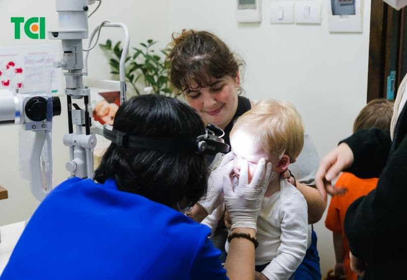 Đau mắt đỏ dễ lây lan; hãy luôn giữ vệ sinh cá nhân, để phòng ngừa đau mắt đỏ hiệu quả và bảo vệ tốt sức khỏe đôi mắt; nếu có biểu hiện đau mắt đỏ, đừng ngần ngại tìm kiếm sự hỗ trợ từ các chuyên gia y tế, bạn nhé!