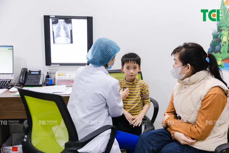 Trẻ bị viêm phế quản cần đi khám bác sĩ khi nào?