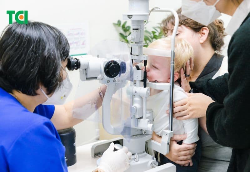 Thăm khám với bác sĩ nhãn khoa sẽ giúp người bệnh xác định nguyên nhân chính xác và đưa ra phương pháp điều trị phù hợp, từ đó ngăn ngừa các biến chứng nghiêm trọng có thể xảy ra.