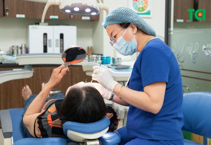 Các yếu tố ảnh hưởng đến chi phí lấy cao răng tại phòng khám nha.