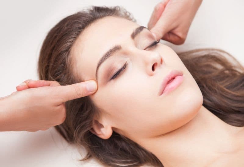 Trong điều trị sụp mí mắt, bằng cách kích thích lưu thông khí huyết và cân bằng năng lượng, giúp cơ nâng mí hoạt động hiệu quả hơn, diện chẩn được cho là có khả năng cải thiện tình trạng này.